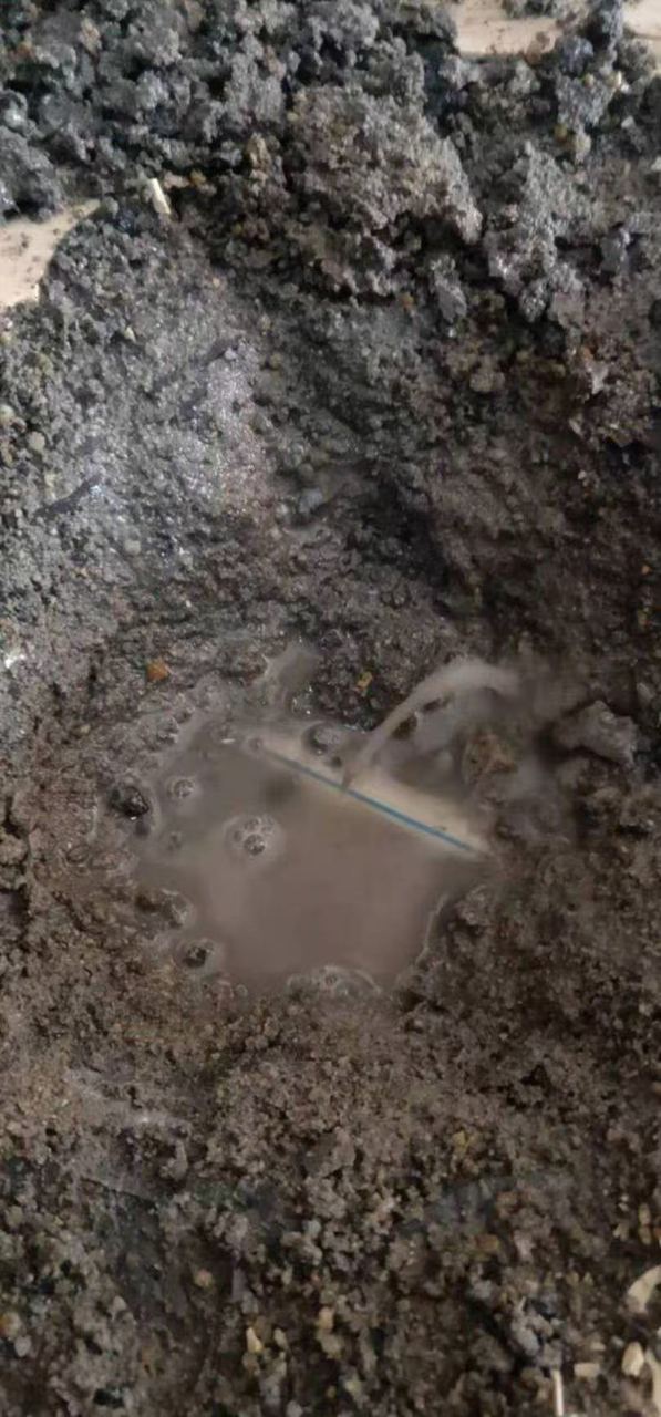 日照市政管道疑难漏点维修现场实拍:地下供水管道漏水点开挖确认
