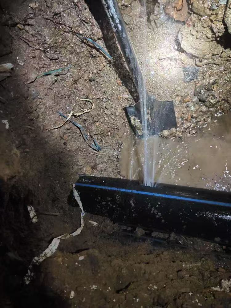 检测现场实拍:地下供水管道漏水点开挖确认