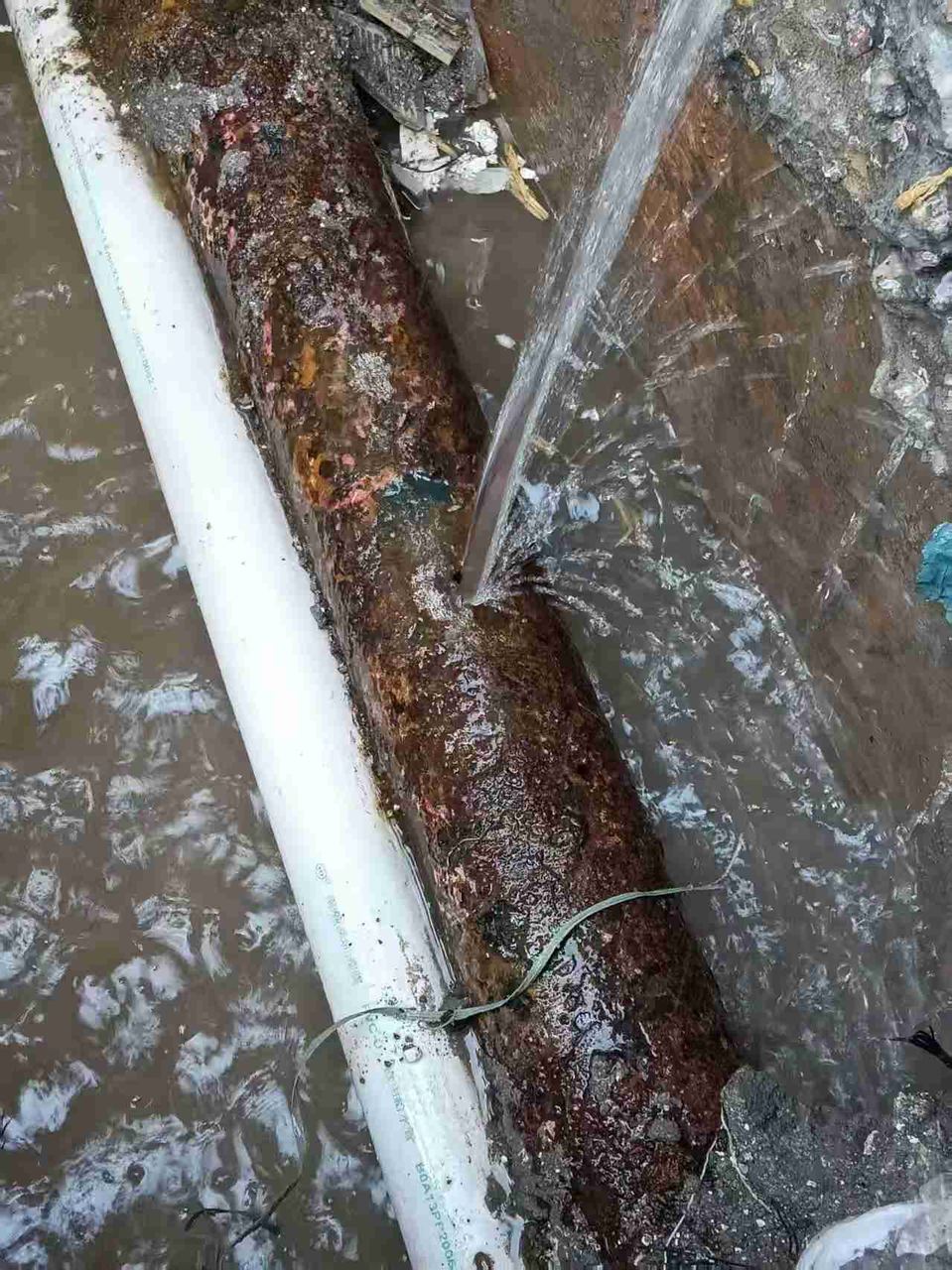 连云港厂区管网综合检漏维修现场实拍:地下供水管道漏水点开挖确认