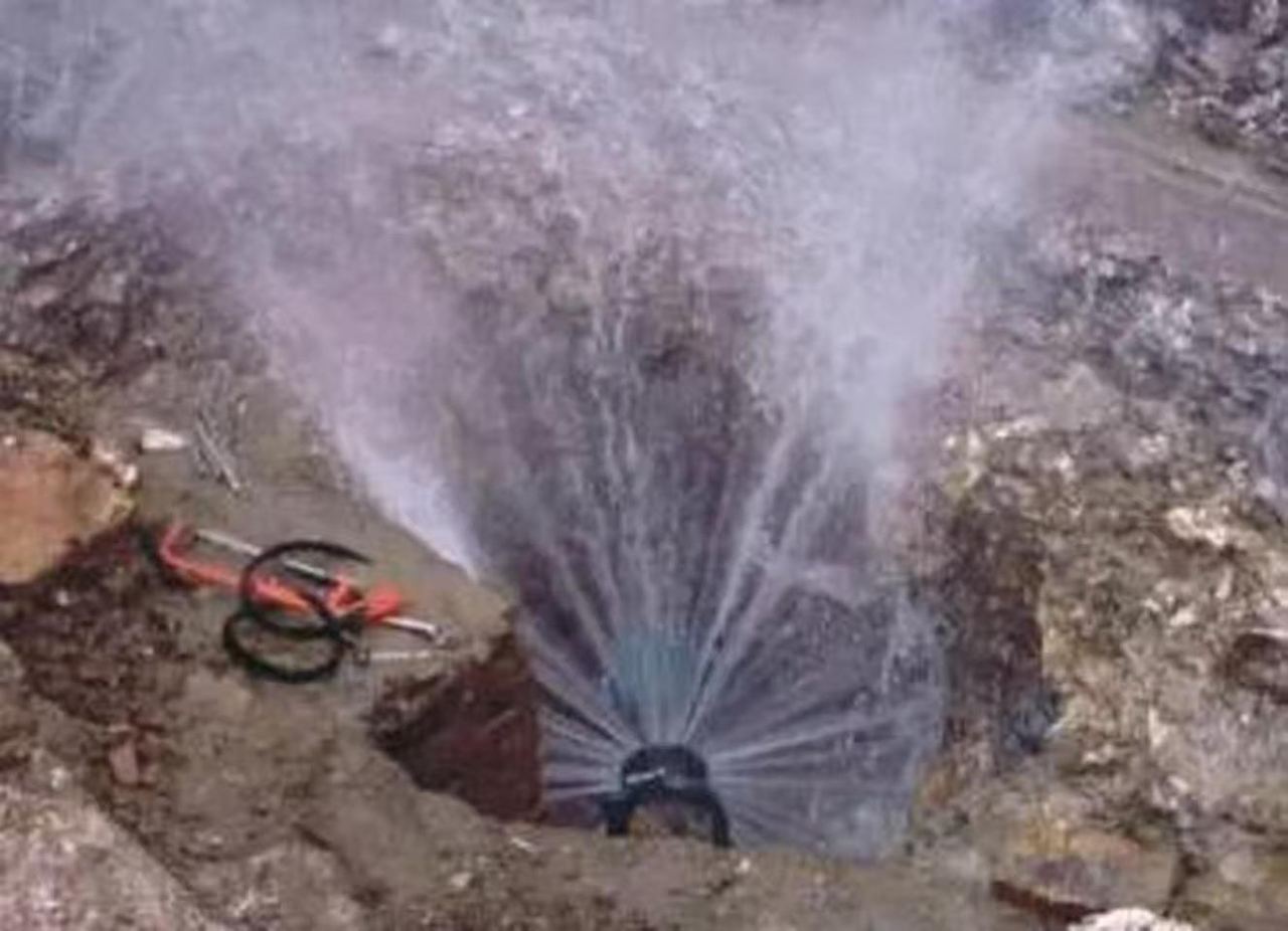 徐州市政管道疑难漏点维修现场实拍:地下供水管道漏水点开挖确认