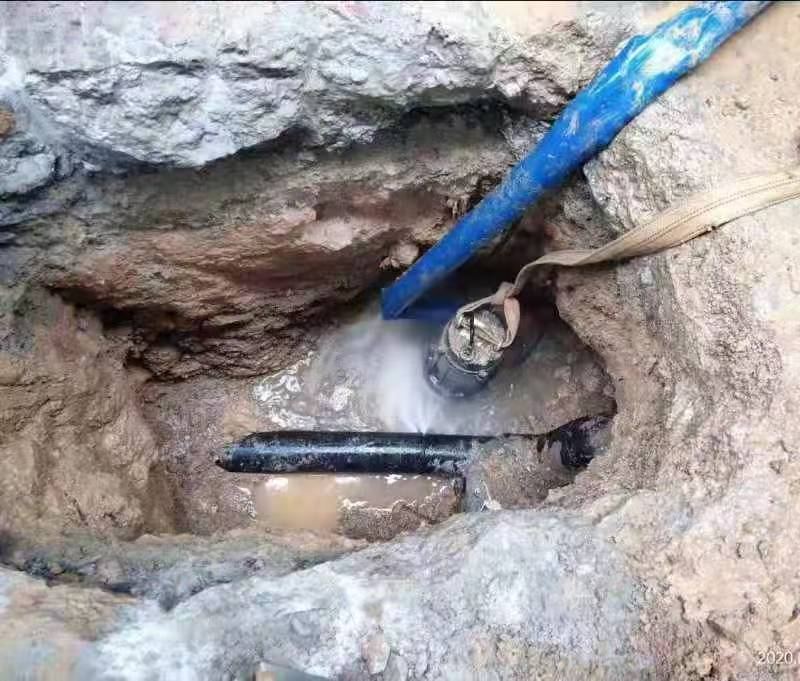 泰安消防官网漏水检测维修维修现场实拍:地下供水管道漏水点开挖确认