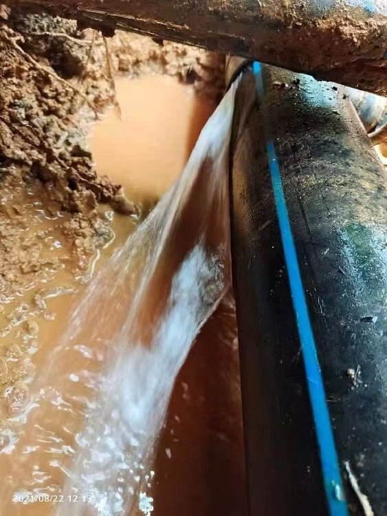 济宁工地管网验收打压维修现场实拍:地下供水管道漏水点开挖确认