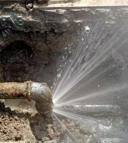 临沂室外消防管道掉压维修现场实拍:地下供水管道漏水点开挖确认