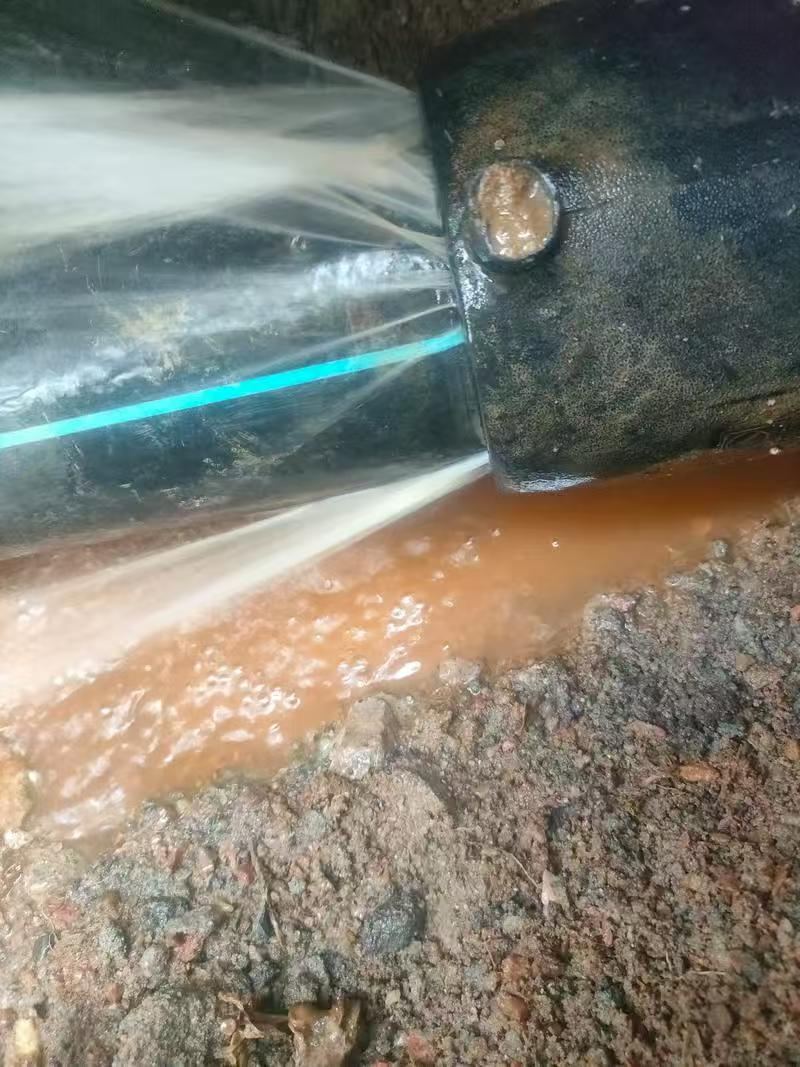 青岛工地管网验收打压维修现场实拍:地下供水管道漏水点开挖确认