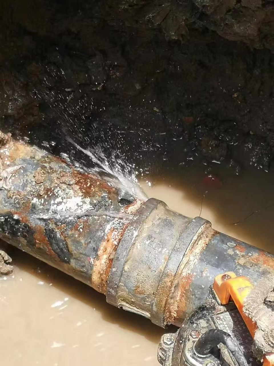 检测现场实拍:地下供水管道漏水点开挖确认