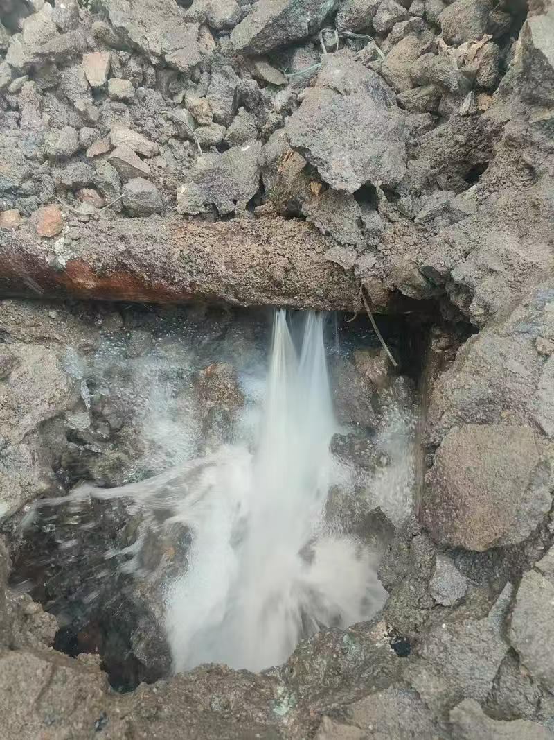 济南消防官网漏水检测维修维修现场实拍:地下供水管道漏水点开挖确认