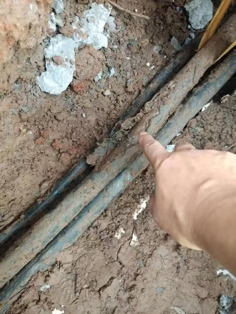 检测现场实拍:地下供水管道漏水点开挖确认