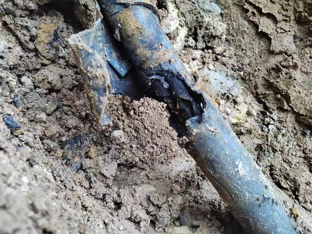 青岛市政管道疑难漏点维修现场实拍:地下供水管道漏水点开挖确认