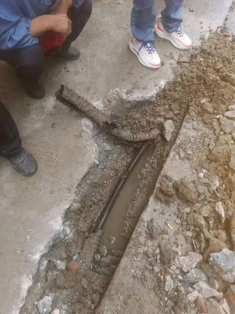泰安消防官网漏水检测维修维修现场实拍:地下供水管道漏水点开挖确认