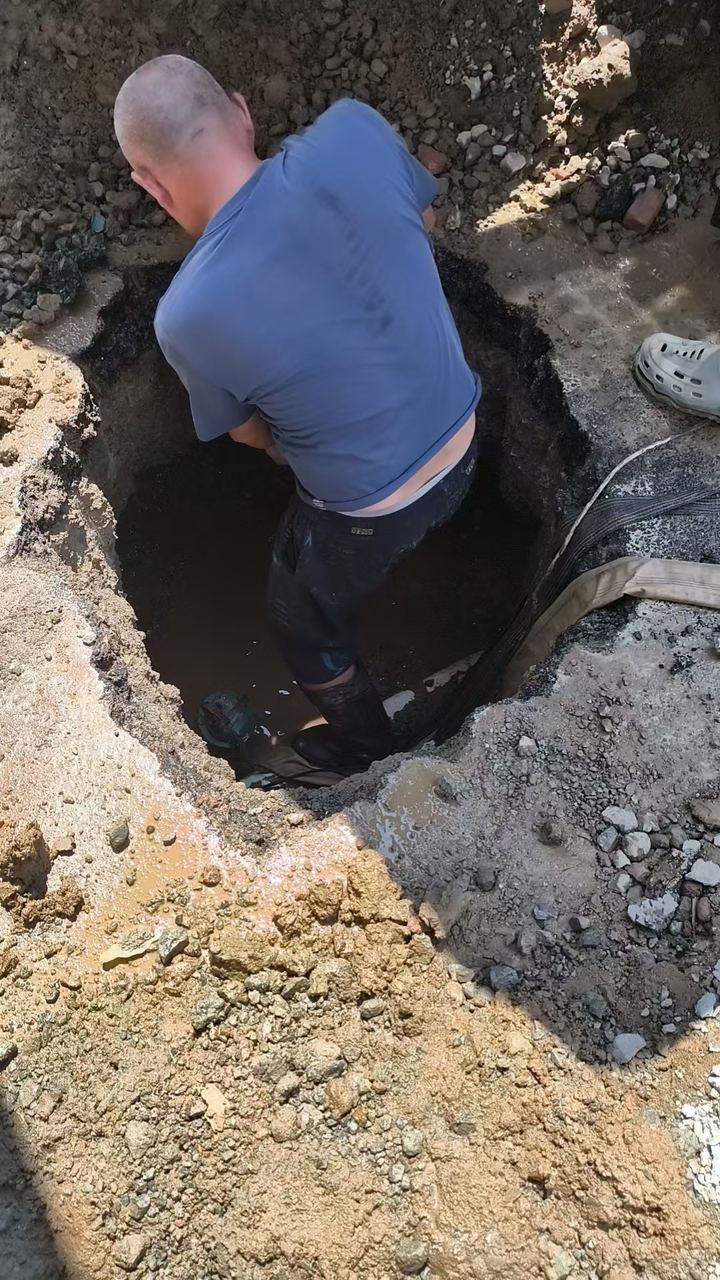 日照室外自来水主管漏水维修现场实拍:漏水检测定位与维修施工