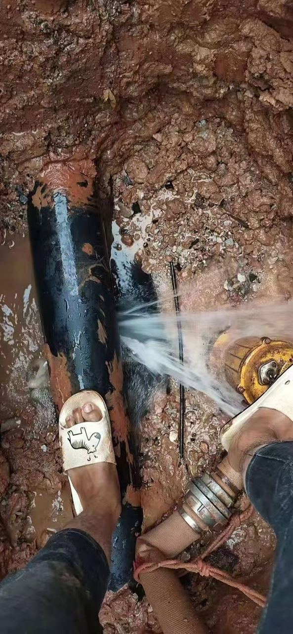 连云港室外自来水主管漏水维修现场实拍:漏水检测定位与维修施工