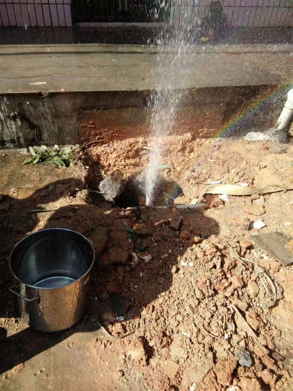 宿迁市泗洪县防水补漏施工实拍：免砸砖防水施工